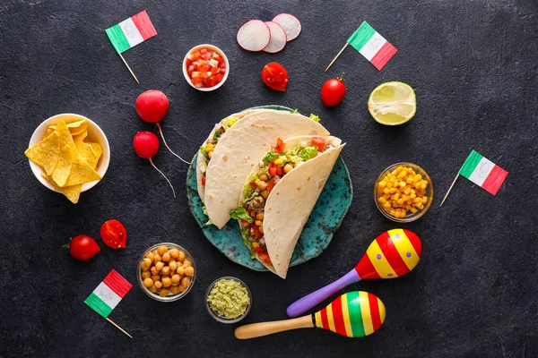 暗い背景にメキシコの伝統的な食べ物 マラカスとの構成 — ストック写真