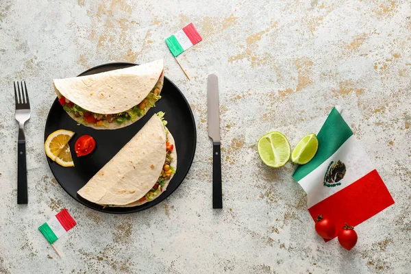 Composição Com Tacos Tradicionais Mexicanos Bandeiras Fundo Claro — Fotografia de Stock