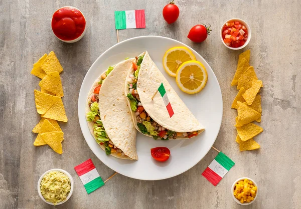 Composição Com Tacos Tradicionais Mexicanos Bandeiras Fundo Claro — Fotografia de Stock