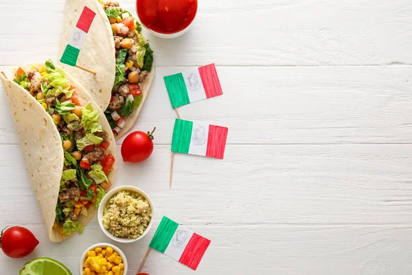明るい木製の背景にメキシコの伝統的な食べ物や旗との構成 — ストック写真