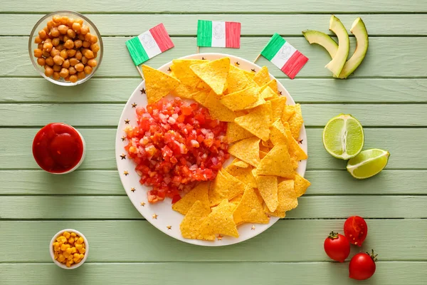 Composição Com Comida Tradicional Mexicana Bandeiras Fundo Madeira Cor — Fotografia de Stock