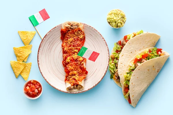 青い背景にメキシコの伝統的な食べ物や旗との構成 — ストック写真