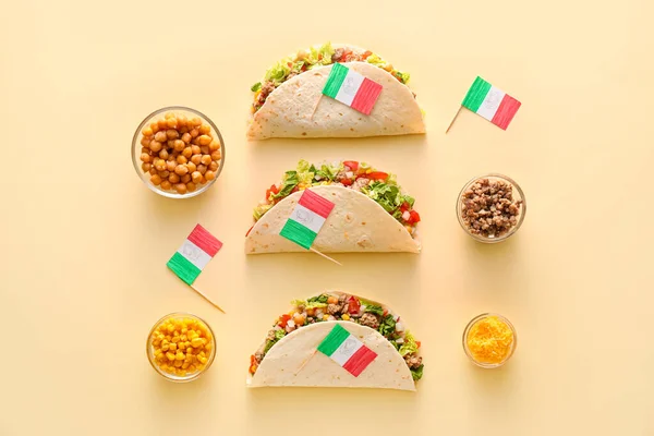 Composição Com Tacos Tradicionais Mexicanos Bandeiras Fundo Bege — Fotografia de Stock