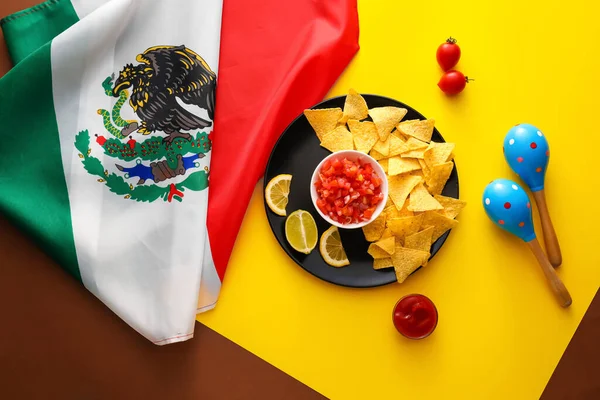 Composição Com Comida Tradicional Mexicana Bandeira Maracas Sobre Fundo Cor — Fotografia de Stock