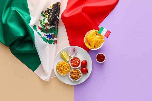Σύνθεση Μεξικανική Παραδοσιακό Φαγητό Και Σημαίες Στο Φόντο Χρώμα — Φωτογραφία Αρχείου