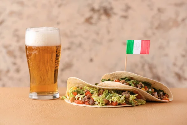 Tacos Tradicionais Mexicanos Bandeira Copo Cerveja Fundo Cor — Fotografia de Stock
