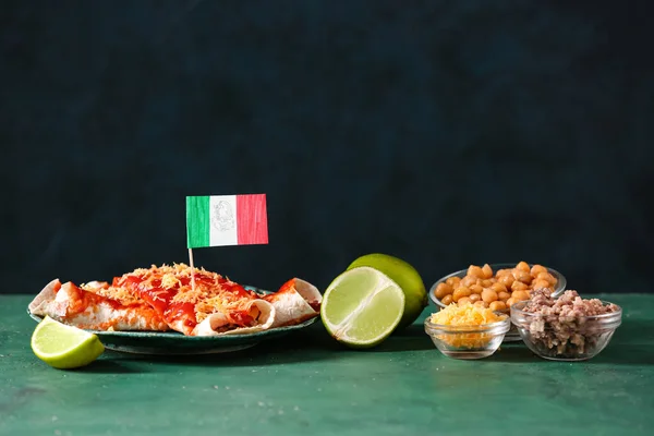 暗い背景にメキシコの伝統的な食品やフラグと組成物 — ストック写真