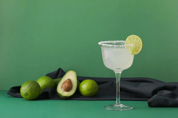 Verre Savoureux Cocktail Margarita Avec Citron Vert Avocat Sur Fond — Photo