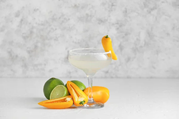 Copo Saboroso Coquetel Margarita Com Jalapeno Limão Sobre Fundo Branco — Fotografia de Stock
