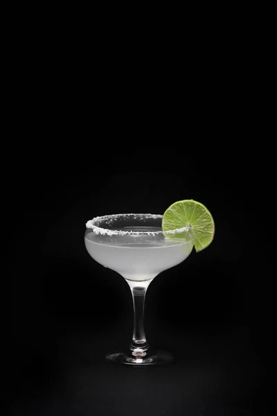 Glas Välsmakande Margarita Cocktail Mörk Bakgrund — Stockfoto