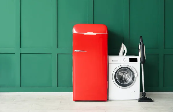 Eletrodomésticos Modernos Perto Parede Verde Quarto — Fotografia de Stock