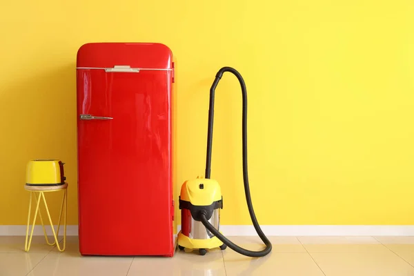 Eletrodomésticos Modernos Perto Parede Amarela Quarto — Fotografia de Stock