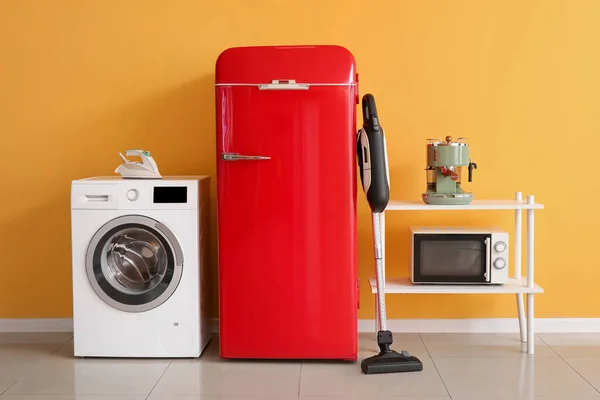 Modern Household Appliances Yellow Wall Room — Stock Photo, Image