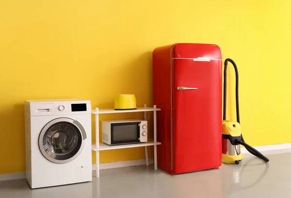 Moderne Huishoudelijke Apparaten Buurt Van Gele Muur Kamer — Stockfoto