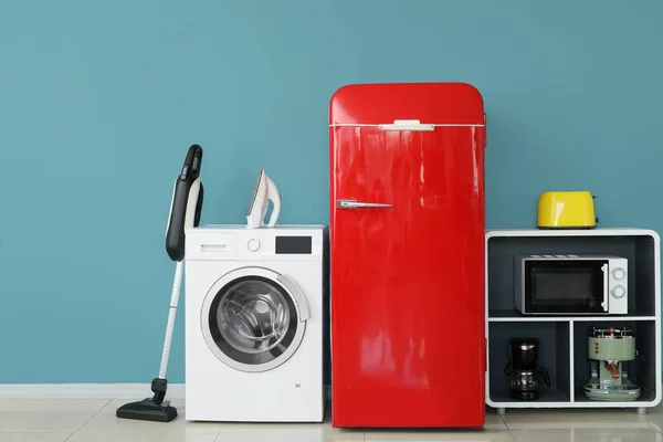 Eletrodomésticos Modernos Perto Parede Azul Quarto — Fotografia de Stock