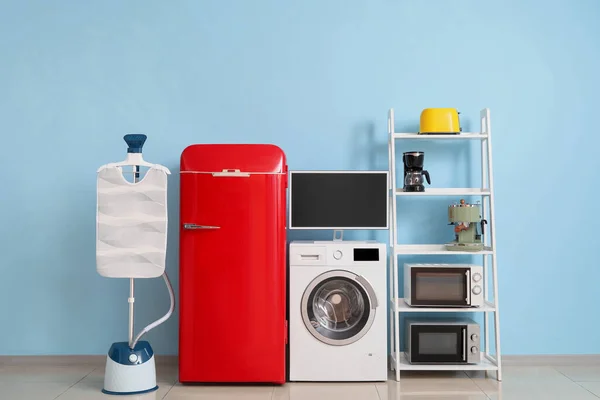 Eletrodomésticos Modernos Perto Parede Azul Quarto — Fotografia de Stock