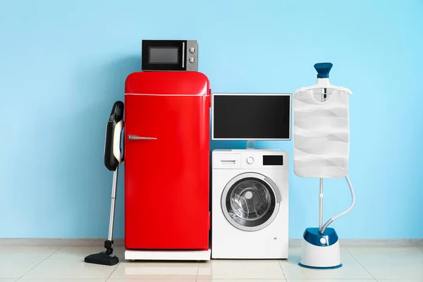 Moderne Huishoudelijke Apparaten Buurt Van Blauwe Muur Kamer — Stockfoto