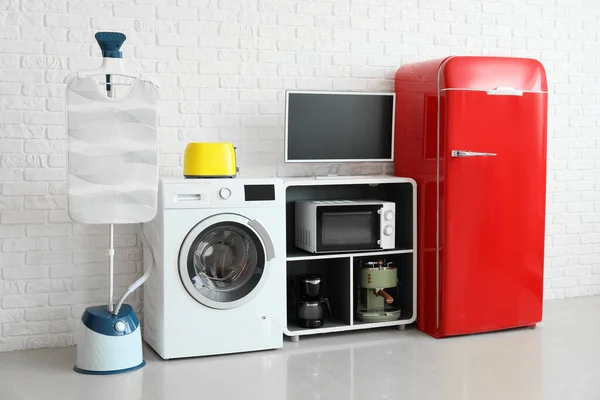 Moderne Huishoudelijke Apparaten Buurt Van Witte Bakstenen Muur Kamer — Stockfoto