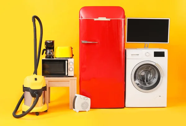 Moderne Huishoudelijke Apparaten Gele Achtergrond — Stockfoto