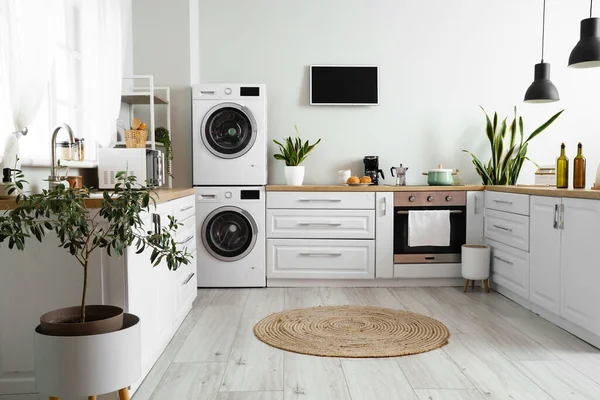 Stijlvol Interieur Van Keuken Met Moderne Wasmachines — Stockfoto