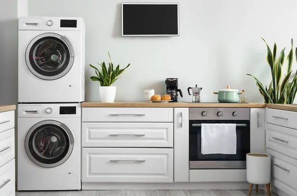 Gaya Interior Dapur Dengan Mesin Cuci Modern — Stok Foto
