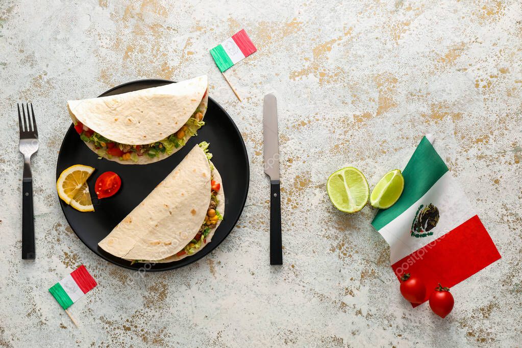 Composición con tacos y banderas tradicionales mexicanas sobre fondo