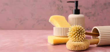 Metin için alanı olan renk arkaplanı üzerine eko ceaning malzemeleri kümesi