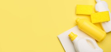 Sarı arkaplanda metin için alanı olan temizlik malzemesi seti