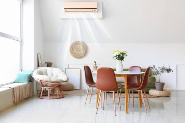 Oturma odasının duvarına monte edilmiş havalandırma üfleme.