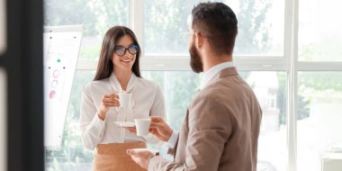 İş adamları ofiste kahve molası veriyorlar.