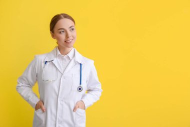 Sarı arka planda bayan doktor.