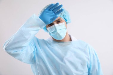 Hafif arka planda yorgun erkek cerrah