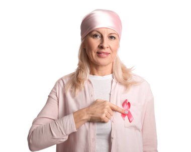 Beyazda pembe kurdeleli olgun bir kadın. Göğüs kanseri farkındalığı konsepti