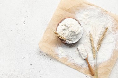 Buğday unlu kase ve beyaz arka planda kepçe