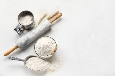 Buğday unlu kase ve kepçe ve hafif arka planda merdane