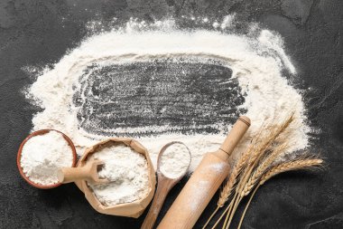 Koyu arkaplanda un ve ahşap çatal bıçaklardan yapılmış çerçeve