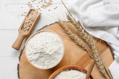 Beyaz ahşap arka planda buğday unlu kaseler