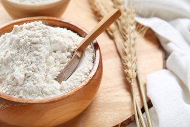 Tahta üzerinde buğday kepçesi olan bir kase, yakın plan.