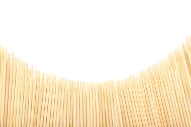 Beyaz arkaplanda bambu kürdanları, üst görünüm