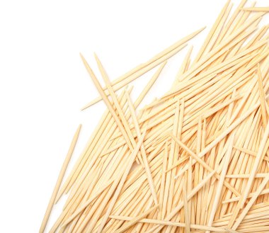 Beyaz arkaplanda bambu kürdanları, üst görünüm