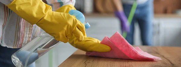 Jovem Mulher Luvas Borracha Com Detergente Limpeza Sua Cozinha Close — Fotografia de Stock