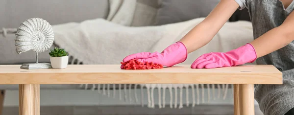 Young Woman Wiping Dust Table Her Flat — Stock Photo, Image