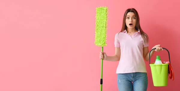 Shocked Young Woman Cleaning Supplies Pink Background Space Text — Stock Photo, Image