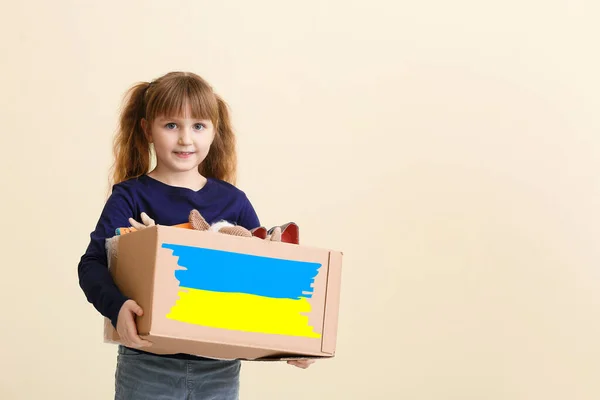 Menina Com Ajuda Humanitária Para Ucrânia Fundo Leve — Fotografia de Stock