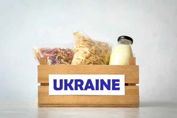 Hafif Arka Planda Yiyecek Dolu Bir Kutu Ukrayna Için Insani — Stok fotoğraf