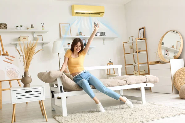 Joyeux Jeune Femme Assise Sur Canapé Près Souffler Climatiseur Maison — Photo