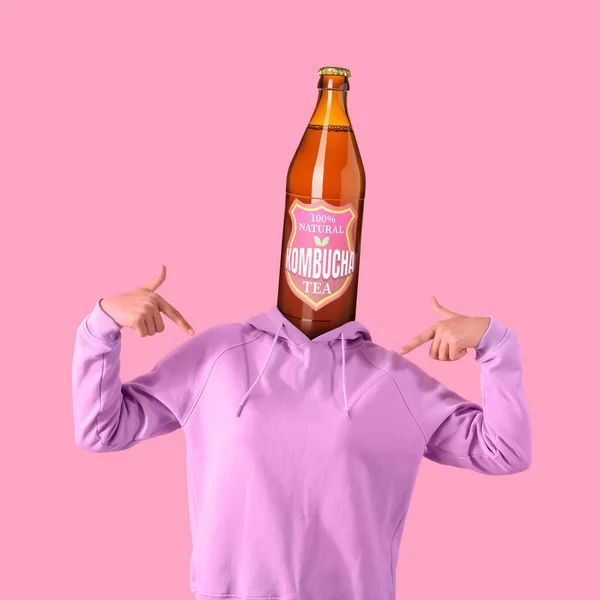 ピンクの背景に頭の代わりにおいしい昆布茶のボトルを持つ女性 — ストック写真