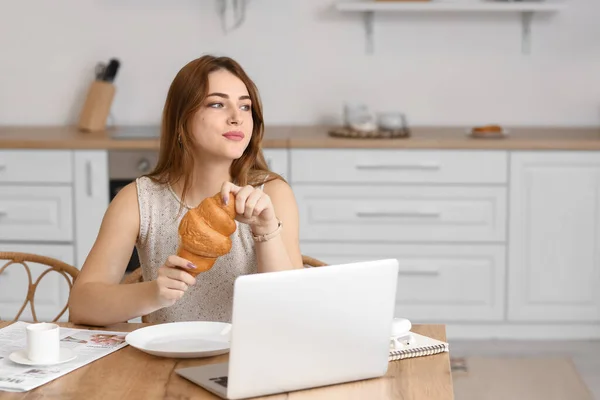 Beautiful Young Woman Laptop Having Breakfast Kitchen — Stock Photo, Image