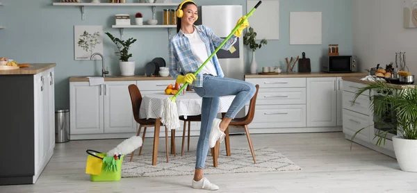 Jovem Mulher Divertindo Enquanto Limpa Cozinha — Fotografia de Stock