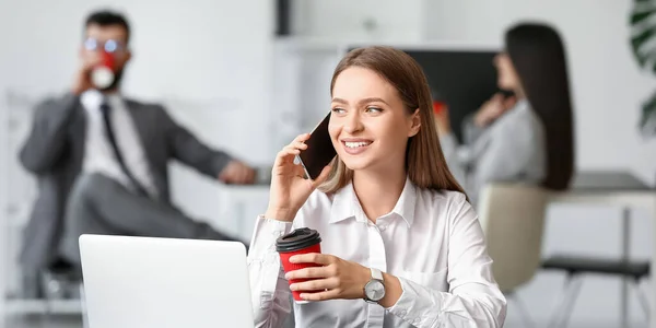 Ofiste Kahve Molası Verirken Telefonla Konuşan Genç Bir Kadını — Stok fotoğraf